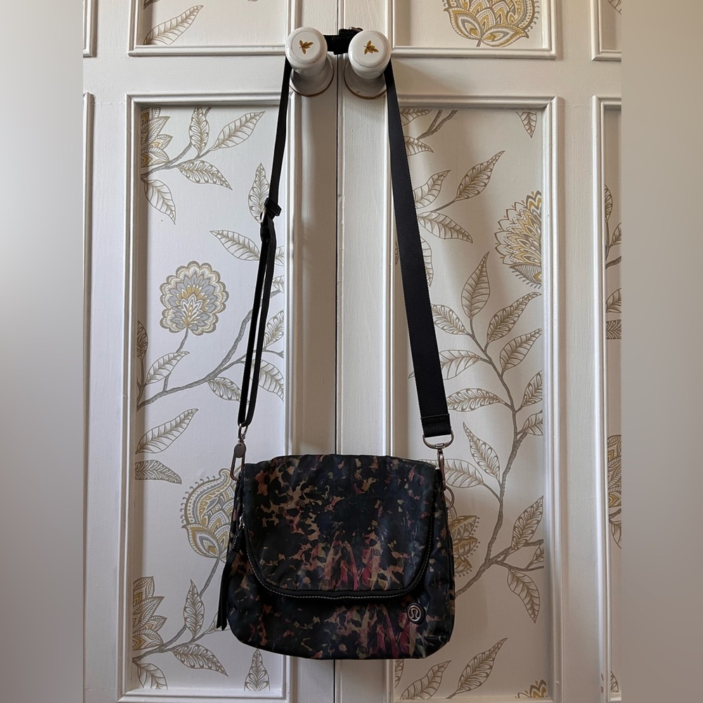 Lululemon Crossbody Bag in Floral